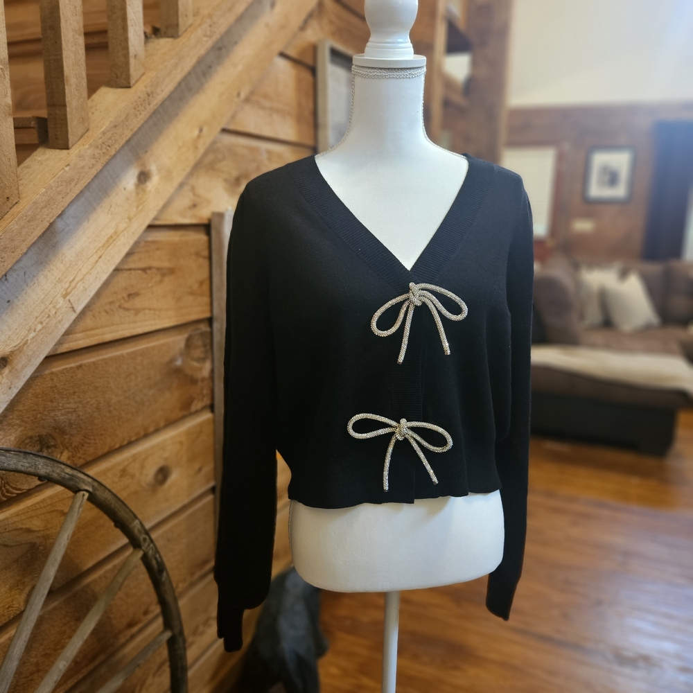 Belledini  Elegant Black V-Neck Sweater with Bow Details - Picture 2 of 10